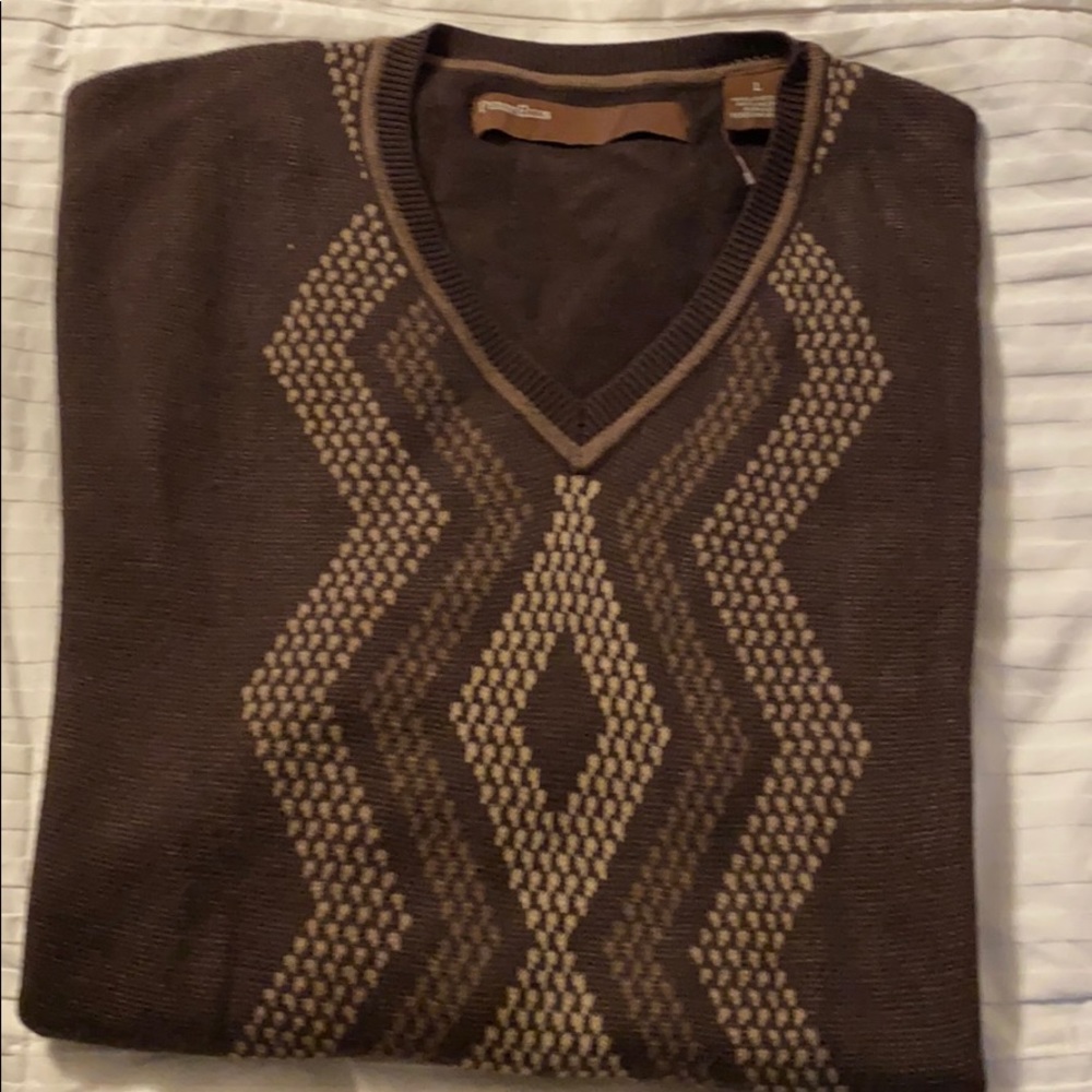 Men’s lightweight brown v-neck sweater